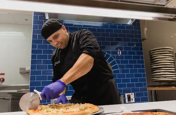 餐厅工人在切披萨